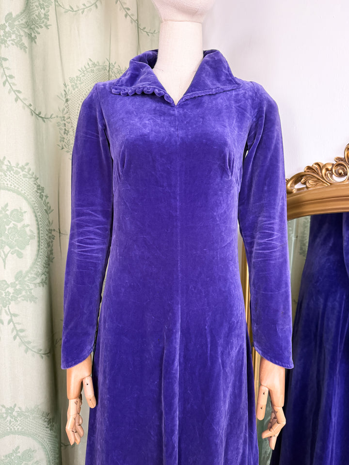 IRIS ~ SPELLBINDING SPINDLY 1970S VELVET MAXI DRESS