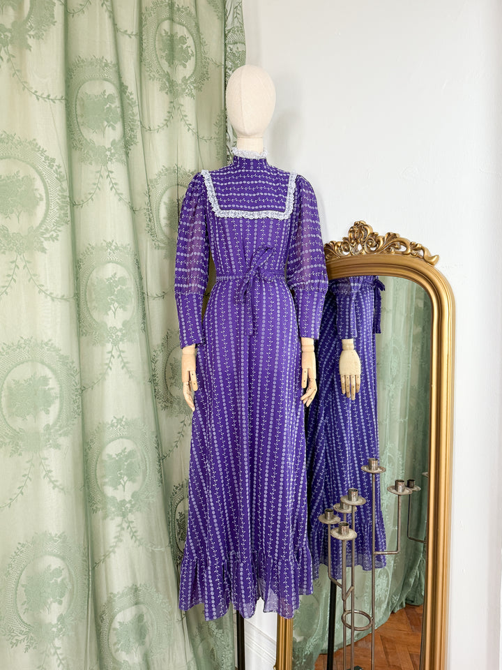 MINERVA ~ STUNNING 1970S FLOCKED COTTON PURPLE LACE TRIMMED MAXI DRESS