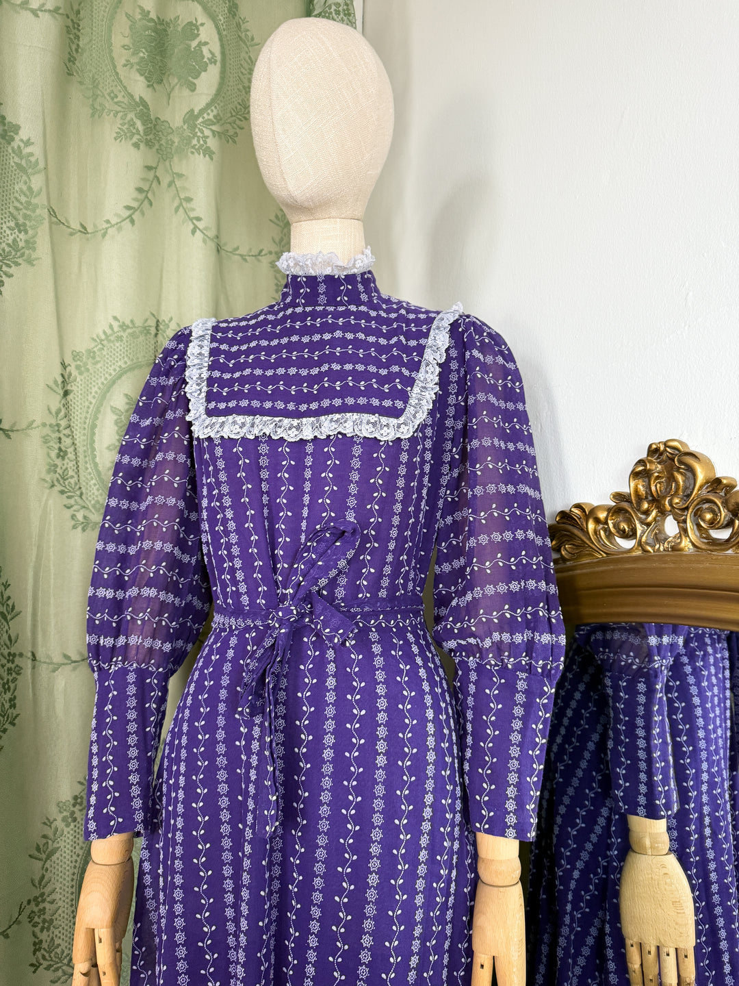 MINERVA ~ STUNNING 1970S FLOCKED COTTON PURPLE LACE TRIMMED MAXI DRESS