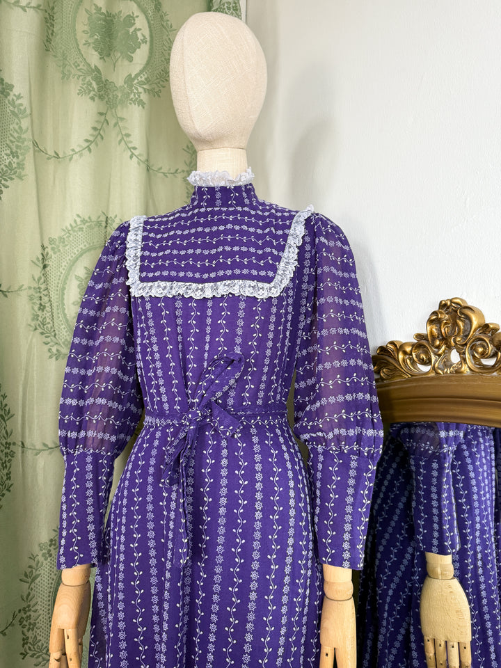 MINERVA ~ STUNNING 1970S FLOCKED COTTON PURPLE LACE TRIMMED MAXI DRESS