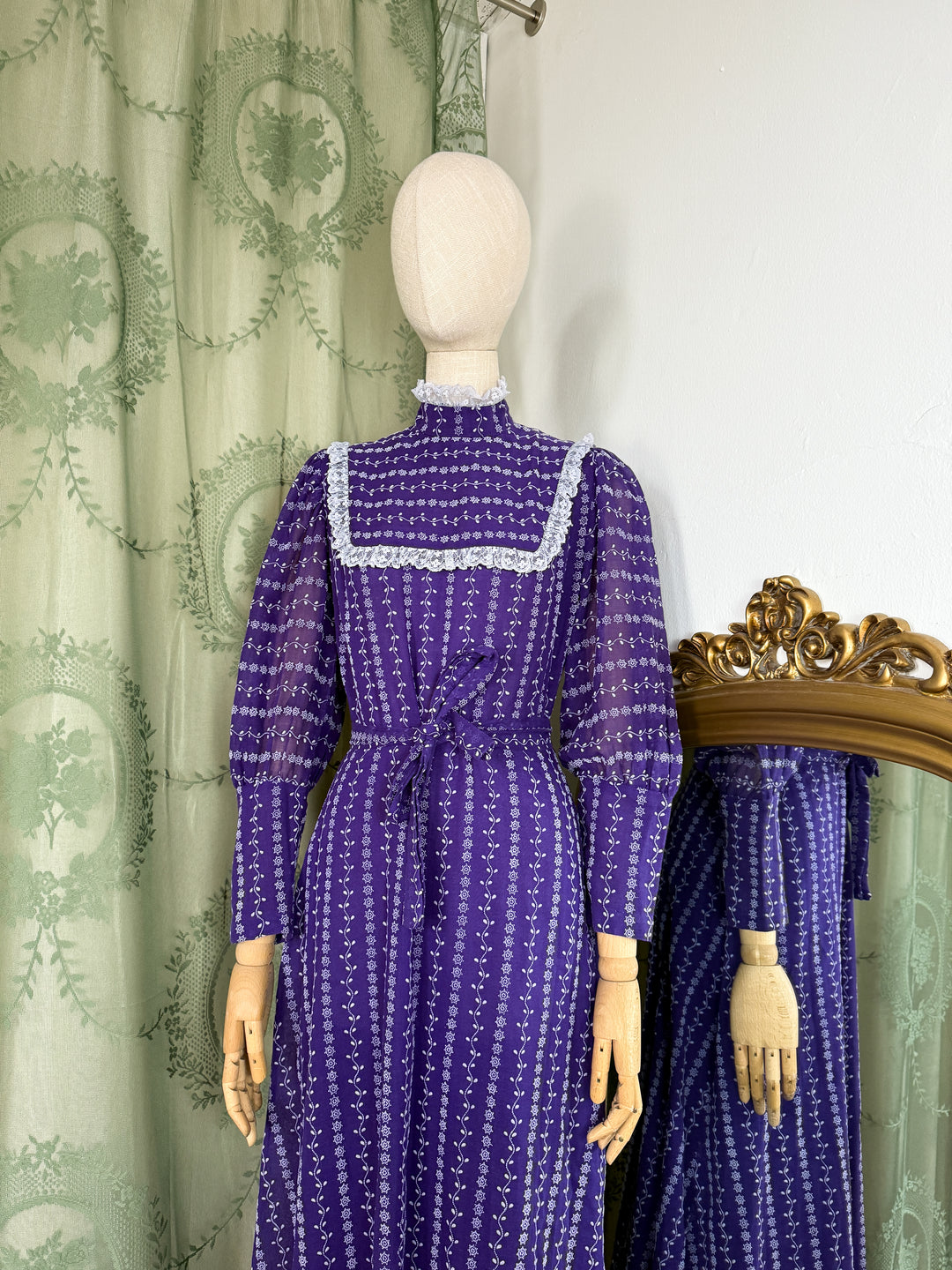 MINERVA ~ STUNNING 1970S FLOCKED COTTON PURPLE LACE TRIMMED MAXI DRESS
