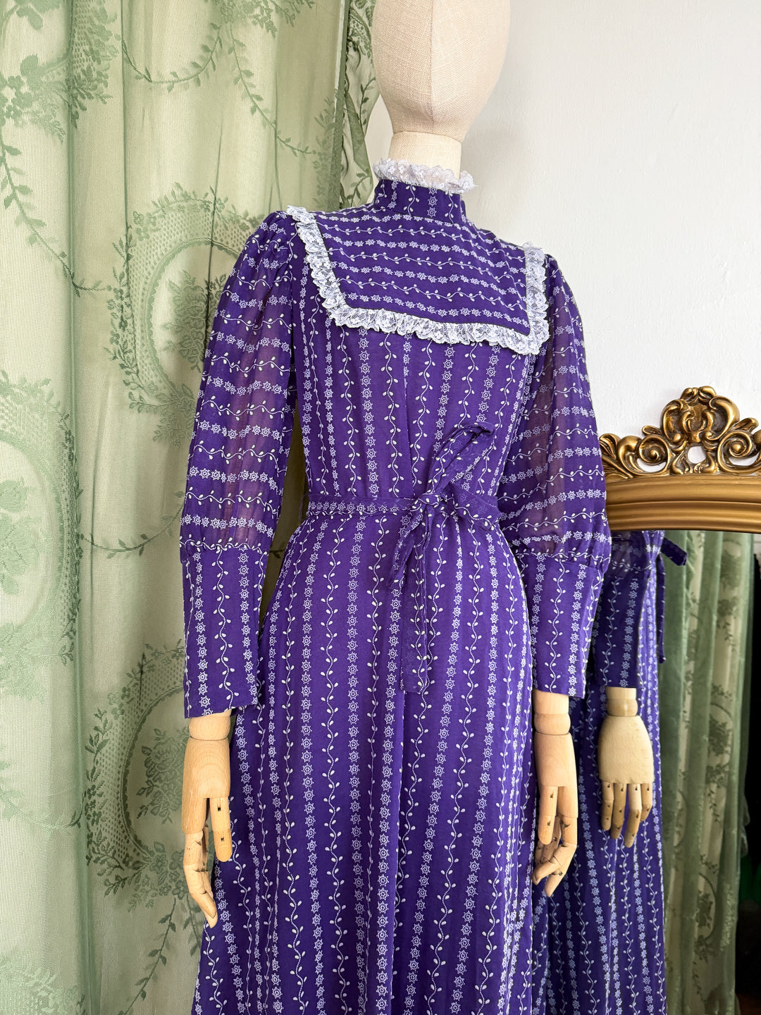 MINERVA ~ STUNNING 1970S FLOCKED COTTON PURPLE LACE TRIMMED MAXI DRESS