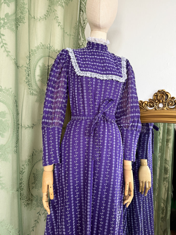 MINERVA ~ STUNNING 1970S FLOCKED COTTON PURPLE LACE TRIMMED MAXI DRESS