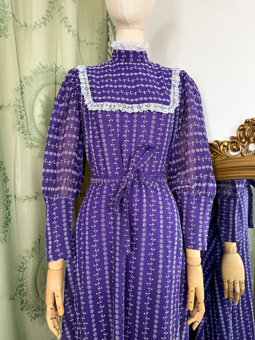 MINERVA ~ STUNNING 1970S FLOCKED COTTON PURPLE LACE TRIMMED MAXI DRESS