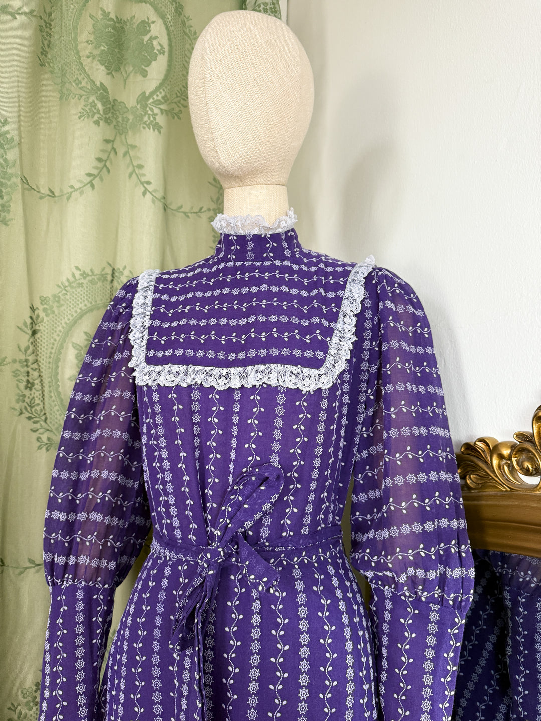 MINERVA ~ STUNNING 1970S FLOCKED COTTON PURPLE LACE TRIMMED MAXI DRESS