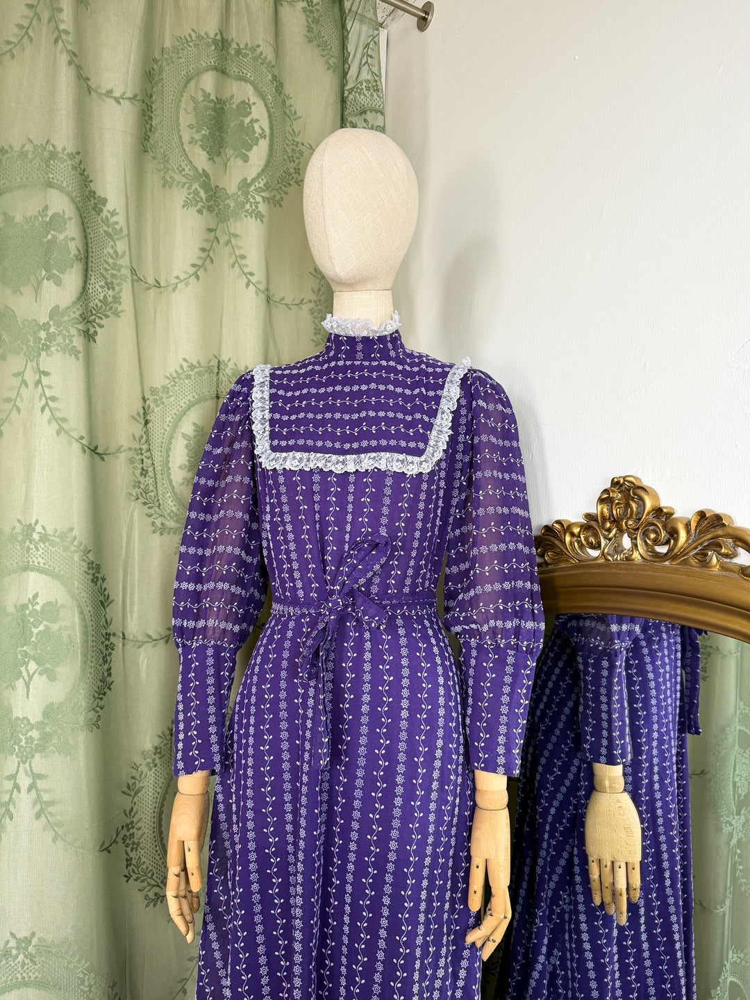 MINERVA ~ STUNNING 1970S FLOCKED COTTON PURPLE LACE TRIMMED MAXI DRESS