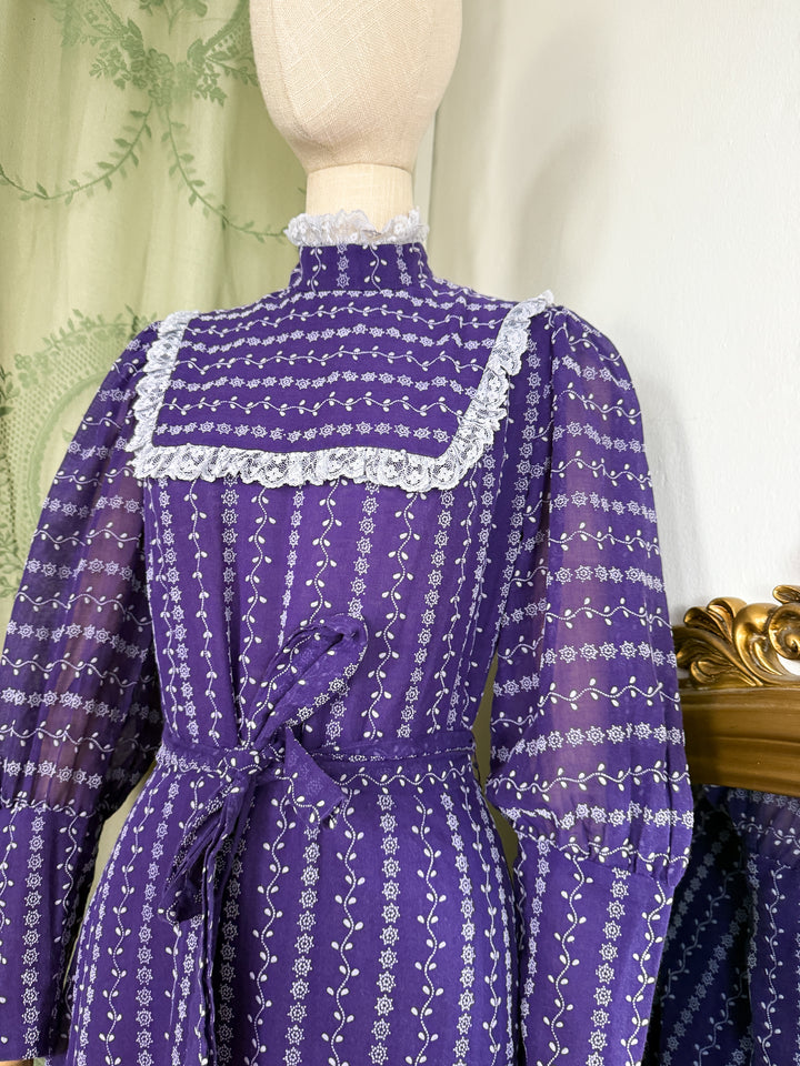 MINERVA ~ STUNNING 1970S FLOCKED COTTON PURPLE LACE TRIMMED MAXI DRESS