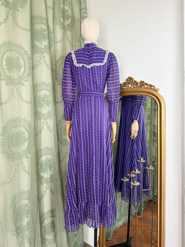 MINERVA ~ STUNNING 1970S FLOCKED COTTON PURPLE LACE TRIMMED MAXI DRESS
