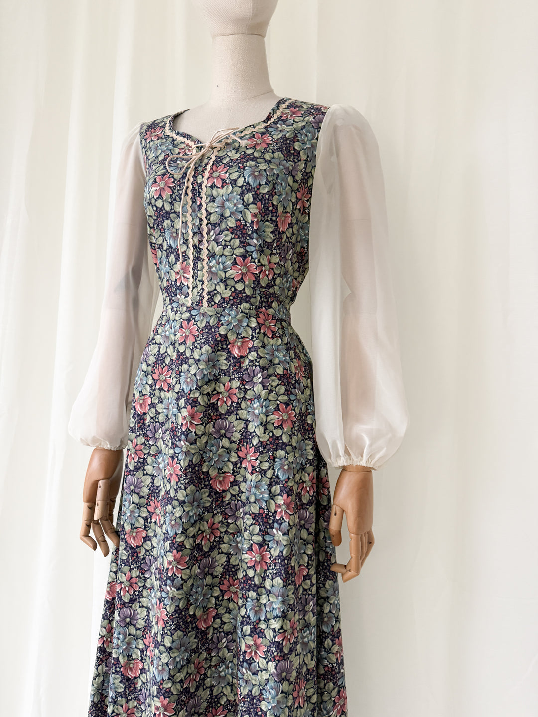 Romantic 70s Floral Cotton Eyelet Bodice Prairie Dress
