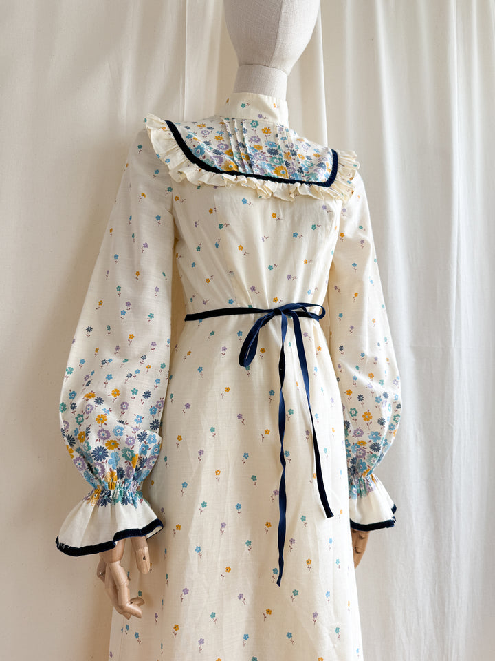Adorable 70s Frill Yoke Floral Cotton Maxi Dress